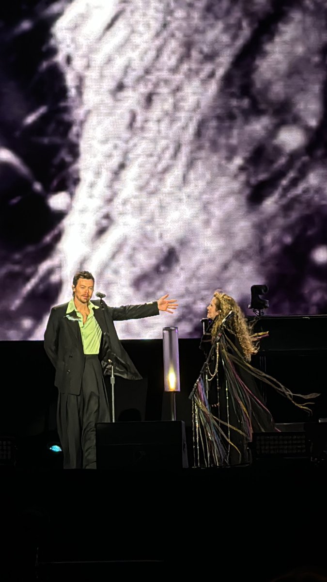 hsdaily's tweet photo. Harry on stage with Stevie Nicks at BST Hyde Park - 12 July (via @martareismatias) https://t.co/QpjXc2prBc