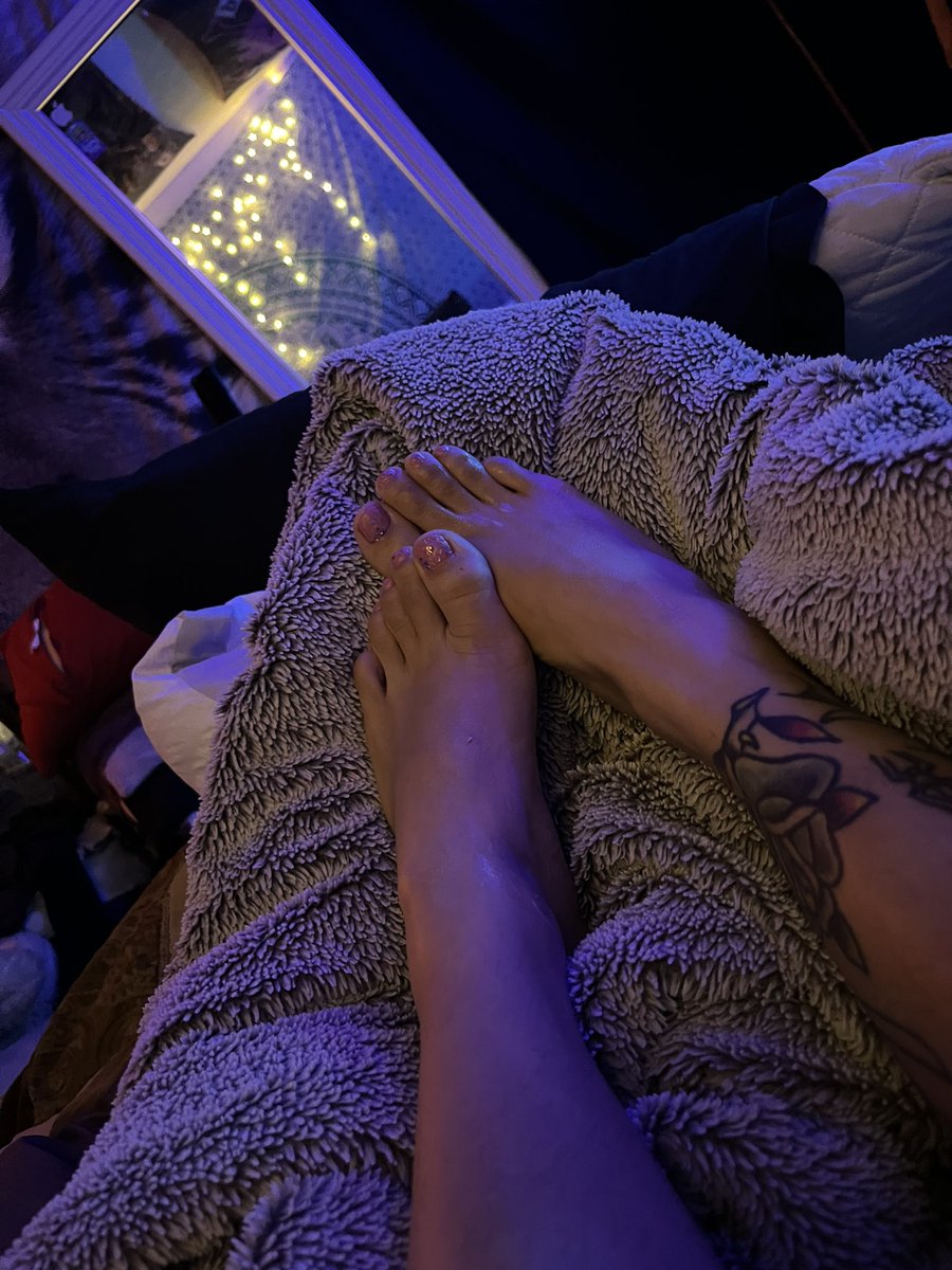 Sh00115723's tweet photo. Message me for customs! #nsfw #nsfwtwt #feet #foot #pinktoes #footjob #pedicure https://t.co/0JS2uqK2P6