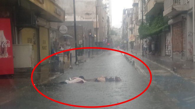 Burası Hindistan, Pakistan veya adını bilmediğimiz bir Güney Amerika ülkesi değil.
İzmir’in kalbi Alsancak!
Yağmurda yürürken elektrik akımına kapılan bir kadın ve onu kurtarmak isteyen erkek…
El ele ölüyorlar.
Bu kadar ucuz mu hayatımız? 
Bu kadar çağ dışı bir ölüm olabilir mi?