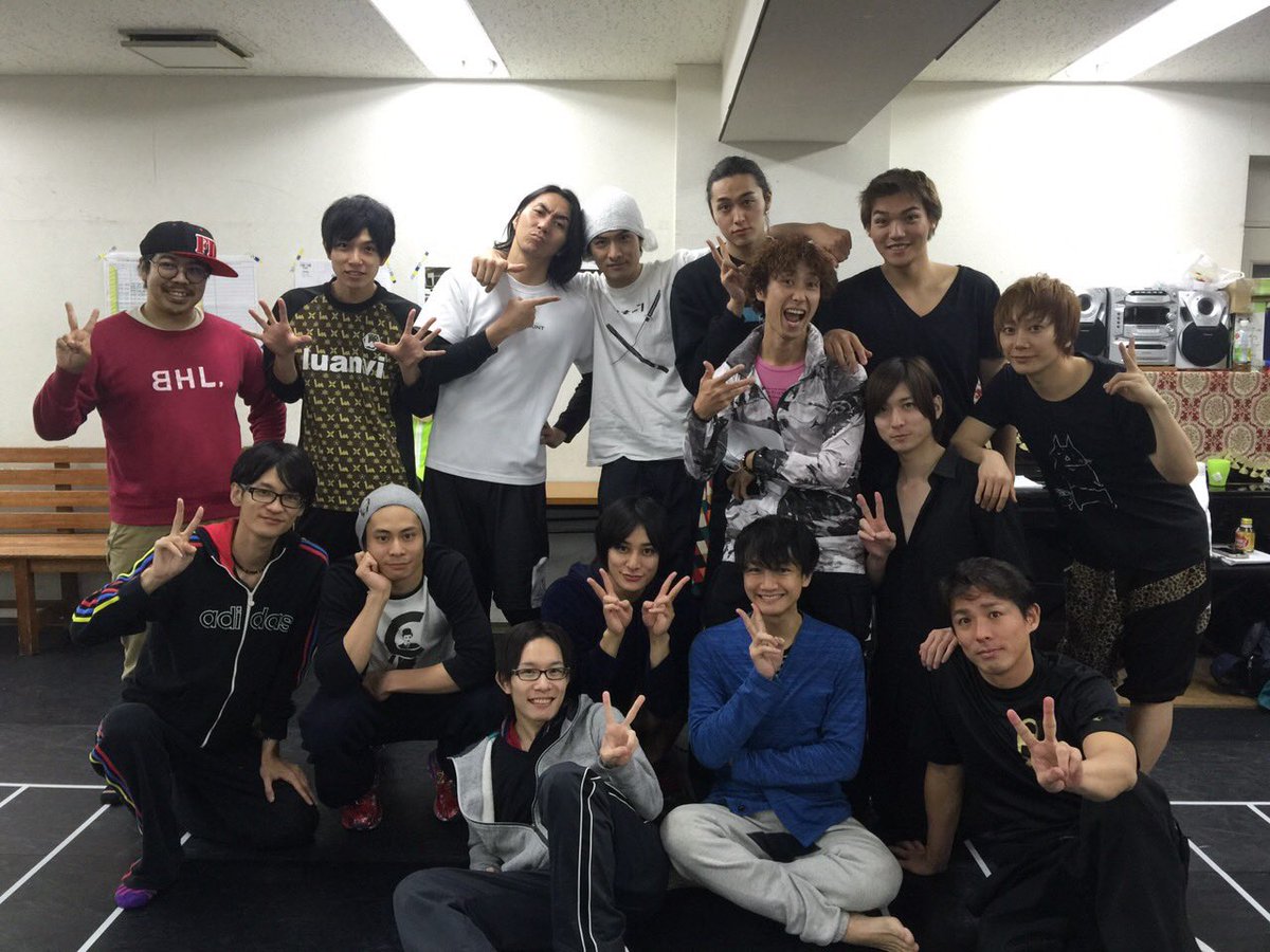 sugarboykiller's tweet photo. 昨日の公演で、ミュージカル青春鉄道は150回公演を迎えました。
今でこそ恒例になっている、アレもコレも、最初は手探りの状態で、ちょっとずついつものアレになっていきました。
9年間色んな事があった。
めちゃくちゃ楽しいことも多かったけど、
少なからず悲しいことだってあった。
そんな忘れられない色んなことや、それぞれの事情を乗り越えて、今、走り続けてます。

乗客の皆様の9年間はどんな9年間でしたか？

これからも、いつ劇場に来ても楽しんでいただけるように限界まで走っていきたいという気持ちでおりますので、乗りたくなったらいつでもどうぞ。
最寄りの駅からいつもの電車に乗って。

#青春鉄道
#鉄ミュ