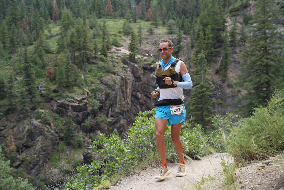 Jason Schlarb is third to mile 44, +40 minutes back. He looks relaxed, smiley and a bit hot. #HR100
