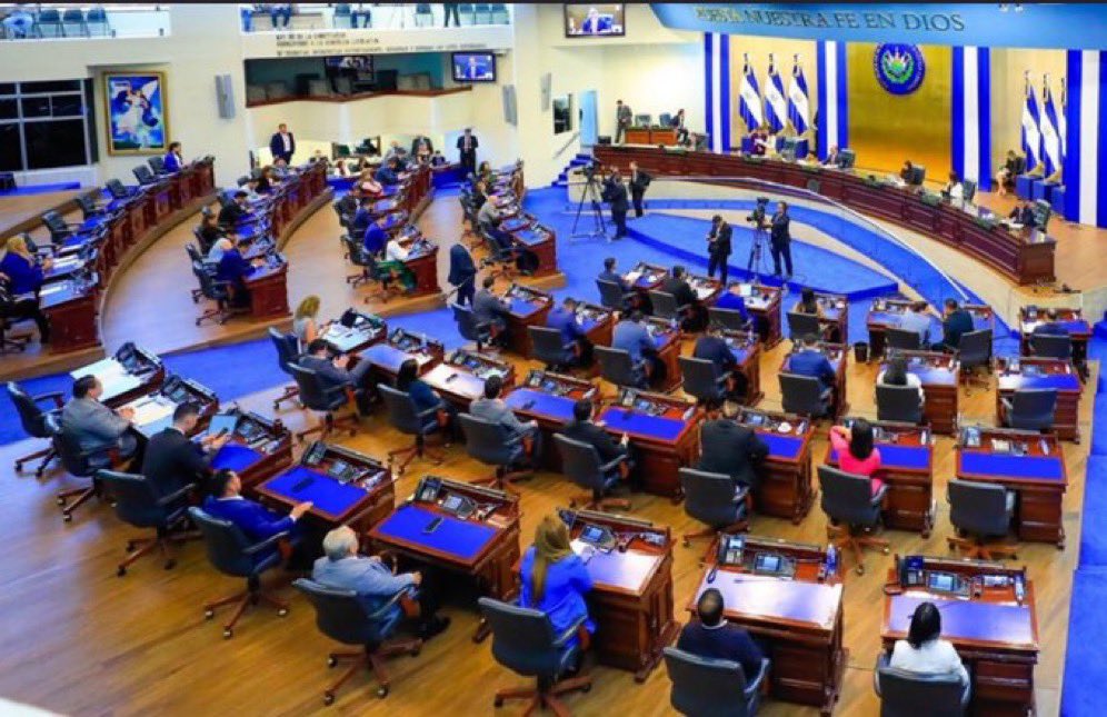 Golden_violet7's tweet photo. Buenas tardes Pueblo abandonado e ignorado!

Quien se une a esta #Petición 

#PedimosQueQuitenLaReserva 
                     🕊️🇸🇻🕊️
#AuditoriaEnLaAsambleaYa 

#NoMasReservaDe7años https://t.co/wwGwtlqXeZ