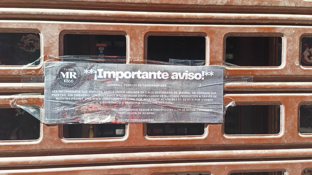 Unsereno's tweet photo. Parece que la droguería centenaria Manuel Riesgo ha cerrado sus puertas físicas. Siguen vendiendo on line. 

Ojalá no sea un cierre definitivo y si lo es que se haga todo lo posible por preservar su interior porque es una joya. https://t.co/la4s3LdMrZ