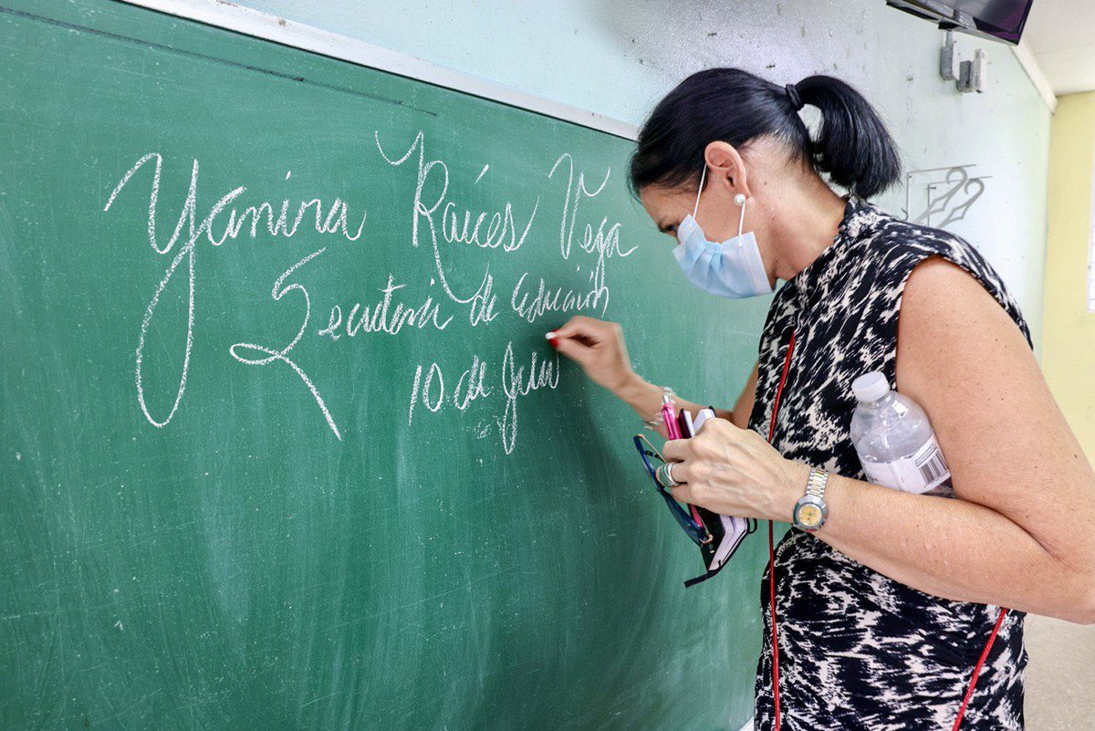 Durante mis visitas de esta semana, me reviví muchos momentos lindos de cuando era pequeña al encontrarme con una pizarra en la escuela Miguel Sastre en Jayuya. Fue muy tentador verla y no escribir en ella. 👩🏻‍🏫🥰
