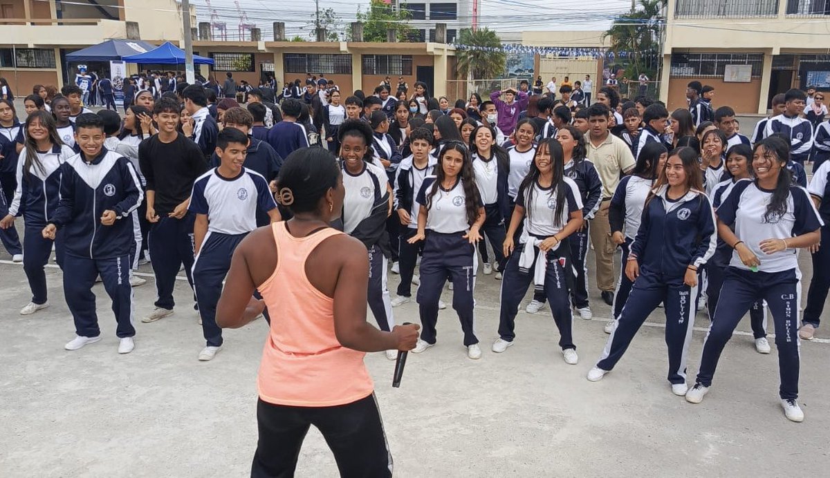 EducacionZ7_Ec's tweet photo. [MACHALA] En el colegio de Bachillerato Simón Bolívar, se realizaron las jornadas “Sueña y Vive por Ti Puerto Bolívar”, para mejorar el clima social y escolar. El evento incluyó actividades como pintura, baile y canto, promoviendo la paz y la solidaridad.

#ElNuevoEcuadorResuelve https://t.co/0bnmLHh44X