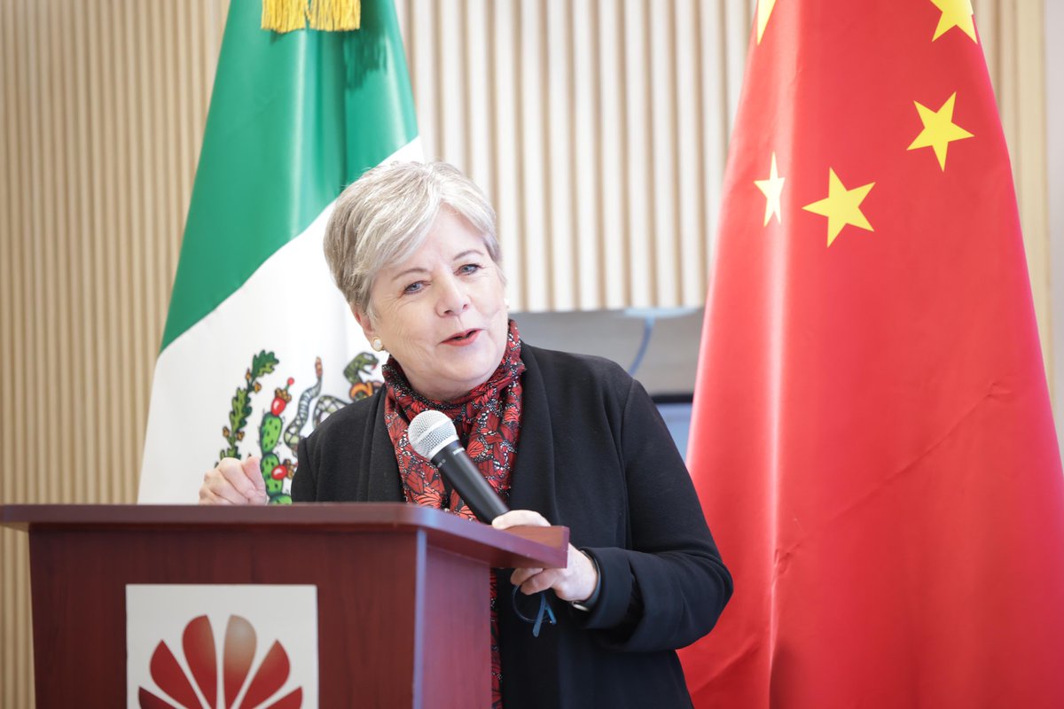 SRE_mx's tweet photo. 📸 La canciller @aliciabarcena firmó este viernes el convenio con @HuaweiMobileMx que permitirá promover la inclusión de mujeres en la economía digital y empoderar a más empresarias en México🇲🇽, a través del fortalecimiento de capacidades tecnológicas y de liderazgo.

El convenio firmado contempla la promoción comercial internacional para aumentar la participación de las empresarias en ferias, exposiciones y misiones comerciales, enfatizando la inclusión de mujeres de pueblos originarios por medio de programas en lenguas indígenas que reduzcan la brecha digital existente. 

La titular de la @SRE_mx también realizó un recorrido por el Open Lab de Huawei en México, en donde se mostró la colaboración con socios locales e internacionales para desarrollar soluciones tecnológicas personalizadas.

Además de los directivos de Huawei México y @HuaweiLatam, la canciller Bárcena estuvo acompañada por los DG @Rodrigomoralesc y @FernandoGSaiffe. 

🇲🇽🤝🌎
#DiplomaciaCercana