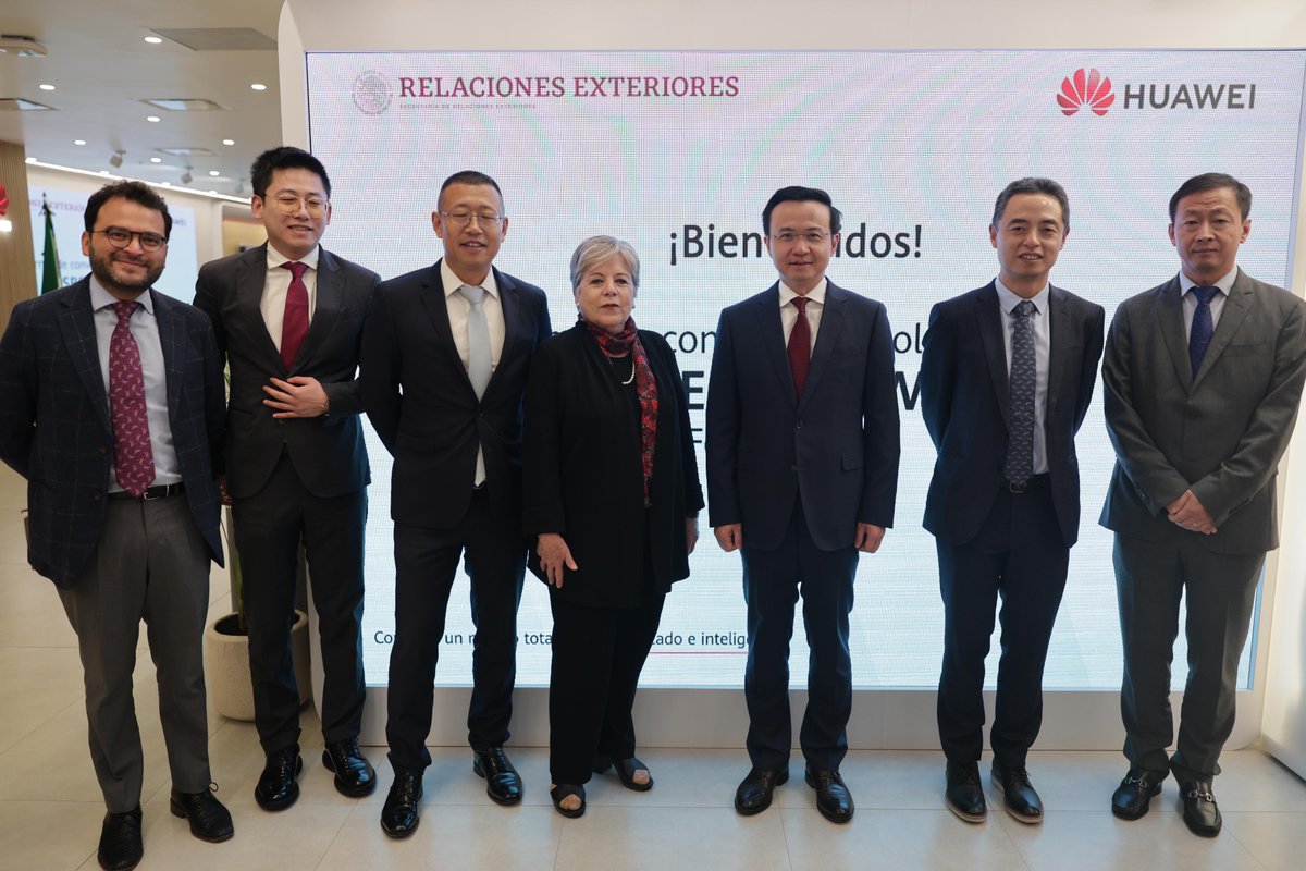 SRE_mx's tweet photo. 📸 La canciller @aliciabarcena firmó este viernes el convenio con @HuaweiMobileMx que permitirá promover la inclusión de mujeres en la economía digital y empoderar a más empresarias en México🇲🇽, a través del fortalecimiento de capacidades tecnológicas y de liderazgo.

El convenio firmado contempla la promoción comercial internacional para aumentar la participación de las empresarias en ferias, exposiciones y misiones comerciales, enfatizando la inclusión de mujeres de pueblos originarios por medio de programas en lenguas indígenas que reduzcan la brecha digital existente. 

La titular de la @SRE_mx también realizó un recorrido por el Open Lab de Huawei en México, en donde se mostró la colaboración con socios locales e internacionales para desarrollar soluciones tecnológicas personalizadas.

Además de los directivos de Huawei México y @HuaweiLatam, la canciller Bárcena estuvo acompañada por los DG @Rodrigomoralesc y @FernandoGSaiffe. 

🇲🇽🤝🌎
#DiplomaciaCercana