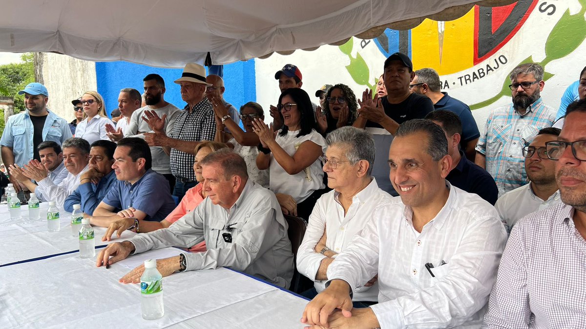 ADemocratica's tweet photo. Ya nuestro candidato @EdmundoGU junto a su esposa, se encuentra con nosotros en San Carlos #Cojedes. La Dirección Nacional del partido encabezada por @hramosallup y @PieroMaroun, trabajando en unidad por el cambio. https://t.co/wqLh39KHka