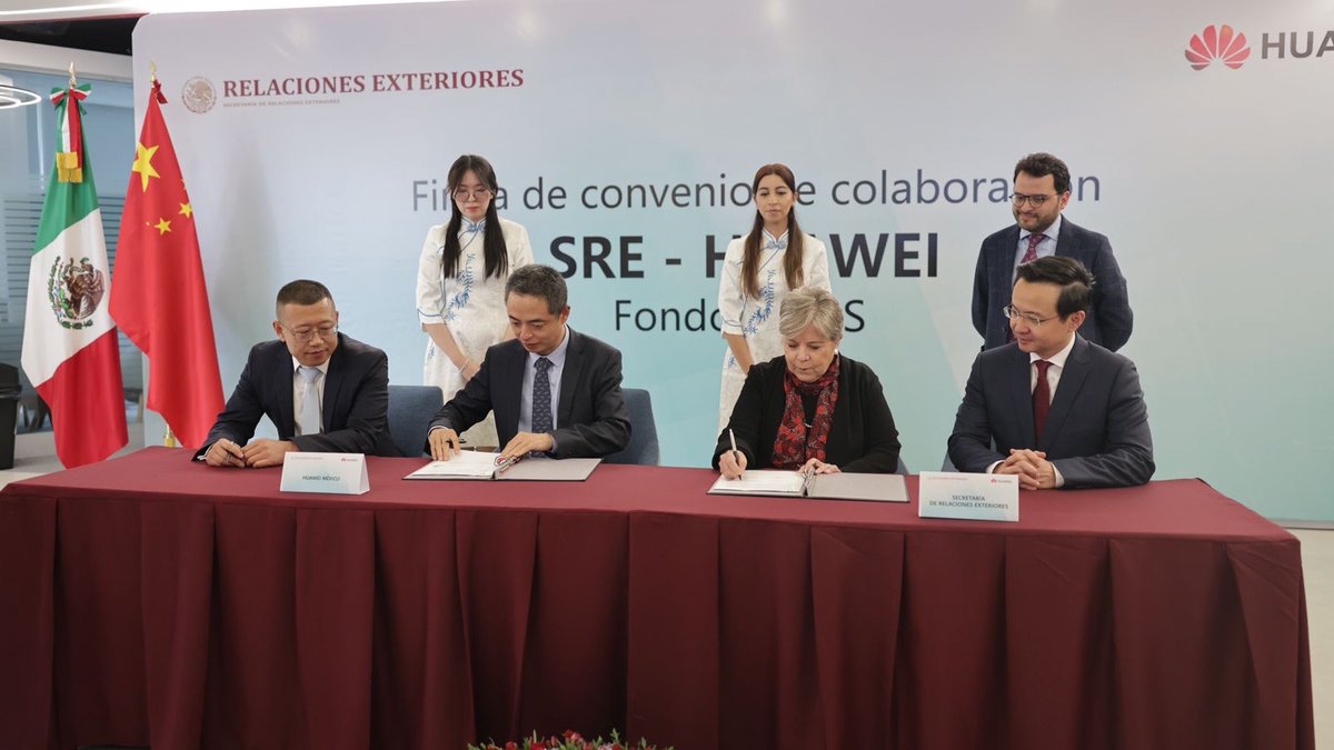 SRE_mx's tweet photo. 📸 La canciller @aliciabarcena firmó este viernes el convenio con @HuaweiMobileMx que permitirá promover la inclusión de mujeres en la economía digital y empoderar a más empresarias en México🇲🇽, a través del fortalecimiento de capacidades tecnológicas y de liderazgo.

El convenio firmado contempla la promoción comercial internacional para aumentar la participación de las empresarias en ferias, exposiciones y misiones comerciales, enfatizando la inclusión de mujeres de pueblos originarios por medio de programas en lenguas indígenas que reduzcan la brecha digital existente. 

La titular de la @SRE_mx también realizó un recorrido por el Open Lab de Huawei en México, en donde se mostró la colaboración con socios locales e internacionales para desarrollar soluciones tecnológicas personalizadas.

Además de los directivos de Huawei México y @HuaweiLatam, la canciller Bárcena estuvo acompañada por los DG @Rodrigomoralesc y @FernandoGSaiffe. 

🇲🇽🤝🌎
#DiplomaciaCercana