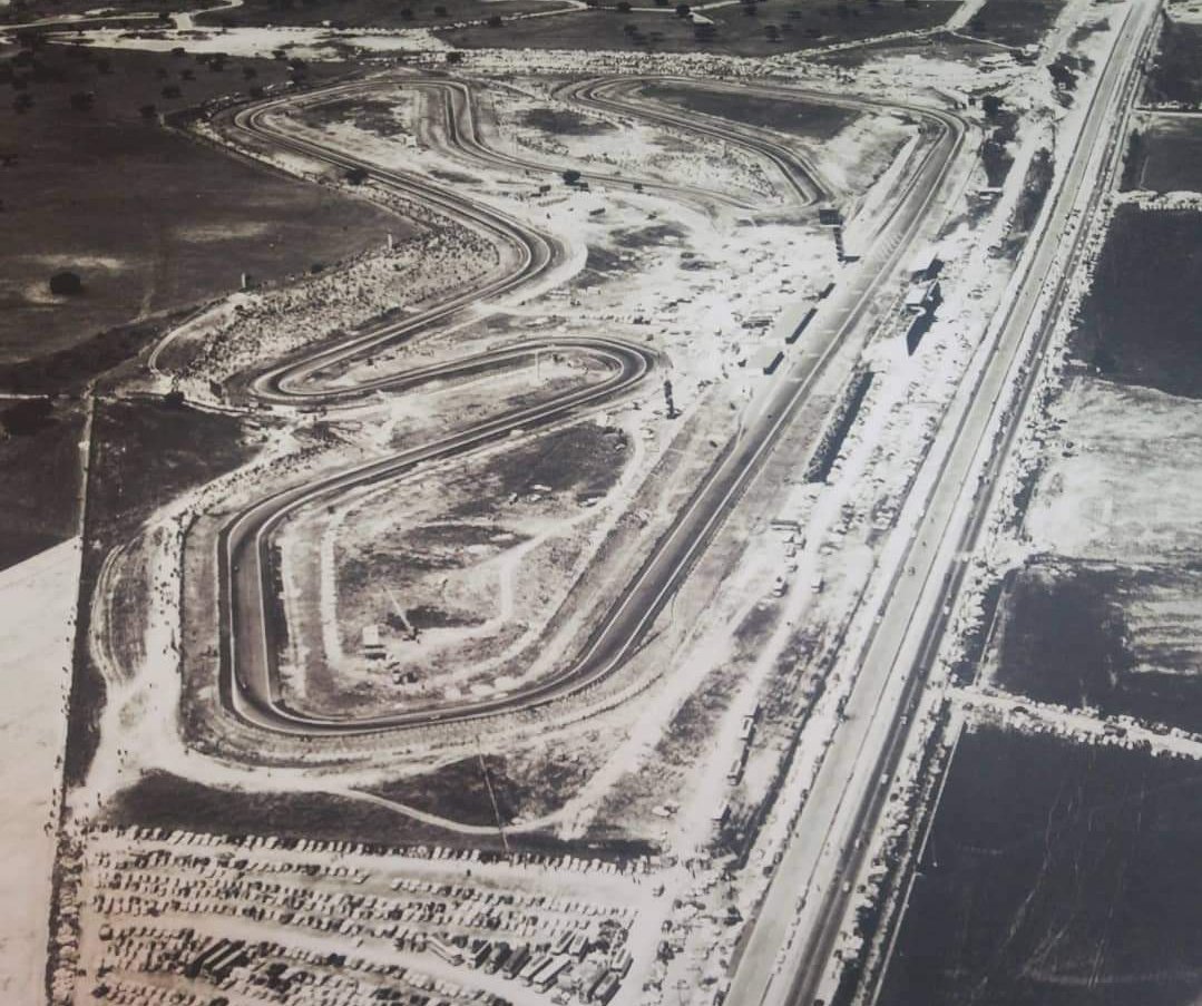 Esto era el Jarama. Ni una sola casa a la vista. De repente hace unos años algún empresario hace el chanchullo de colarle unos chalets a 4 pijos al lado de un circuito, los pijos se empiezan a quejar del ruido y tras años con limitaciones LE RETIRAN LA LICENCA AL CIRCUITO