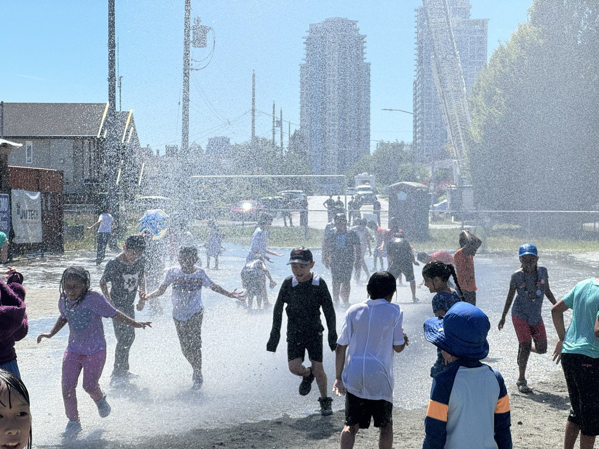 ScottHodges76's tweet photo. A great way to end the week @edmondsSD41 #SummerSession. Thank you @BurnabyFireDept for hosing down our kids and keeping them cool! https://t.co/GUISC2XEJv