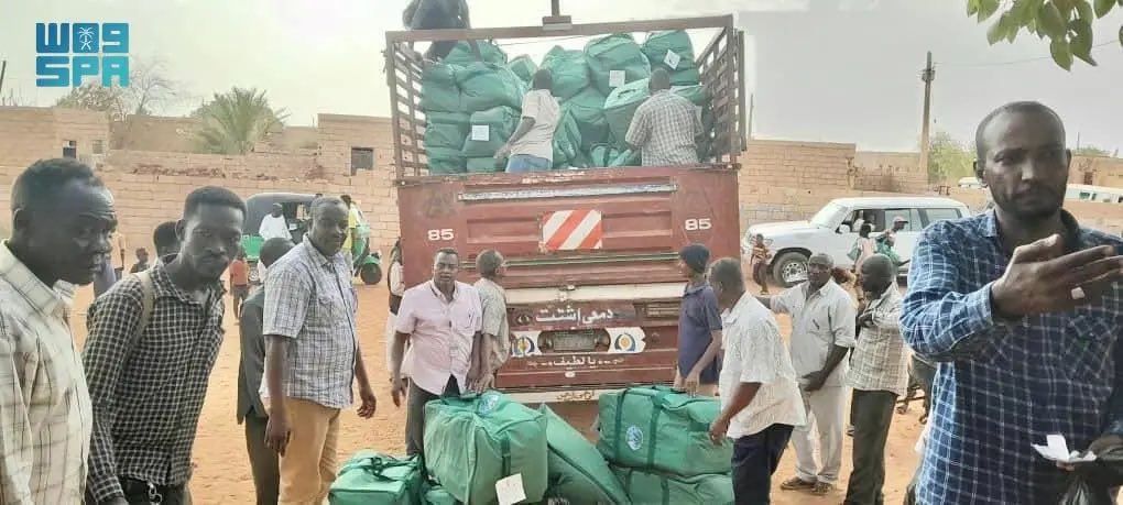 SaudiNews50's tweet photo. دعمًا للأشقاء السودانيين..

المملكة توزع حقائب إيوائية وشخصية للأسر الأكثر احتياجًا والنازحة في محلية أمبدة السودانية.

- https://t.co/ABKecn7XSy