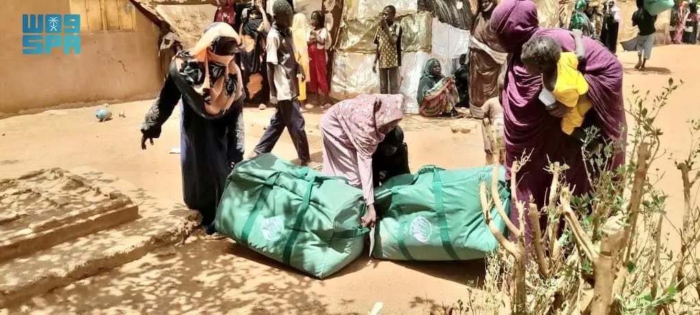 SaudiNews50's tweet photo. دعمًا للأشقاء السودانيين..

المملكة توزع حقائب إيوائية وشخصية للأسر الأكثر احتياجًا والنازحة في محلية أمبدة السودانية.

- https://t.co/ABKecn7XSy