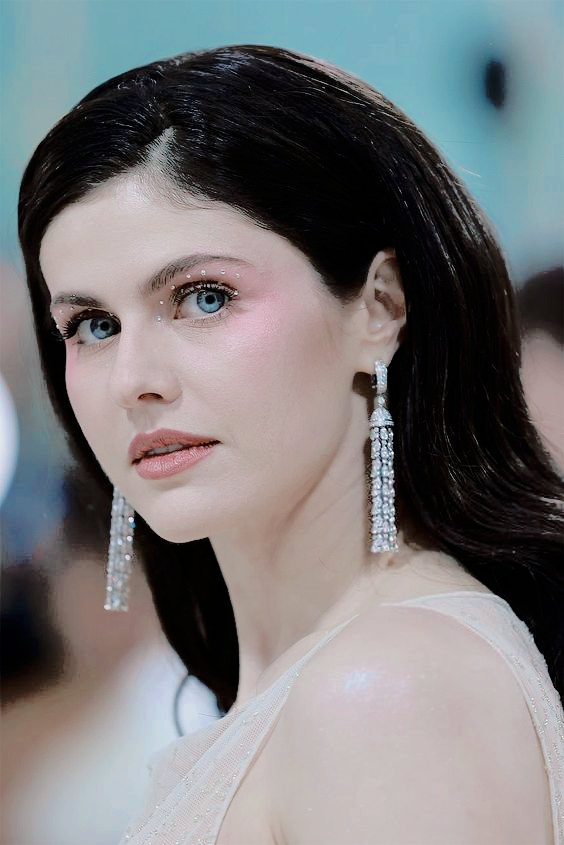 ᅠᅠᅠ ⠀
ᅠᅠᅠᅠ ⠀ ᅠᅠᅠᅠ
⠀  ᅠᅠᅠᅠ ⠀ ،،̲ 𝓵ook at that sea, all 𝓼ilver and 𝓼hadow
 ⠀  ᅠᅠᅠᅠ ⠀and 𝓿ision of things not 𝓼een.
⠀  ᅠᅠᅠᅠ ⠀
ᅠᅠᅠᅠᅠᅠᅠᅠ
⠀  ᅠᅠᅠᅠ