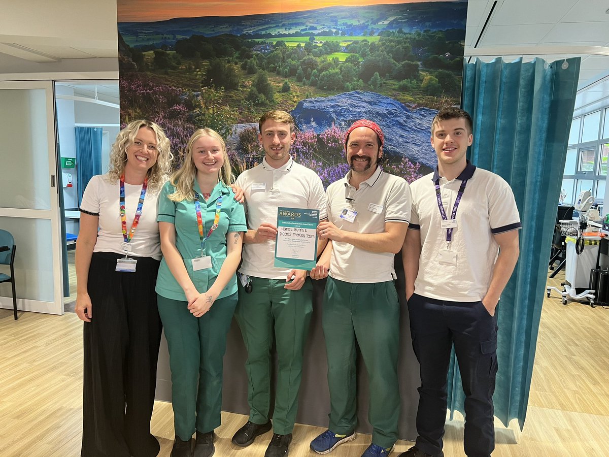 Very pleased to deliver a well deserved #UHLAwards nomination to our fab <a href="/HBP_Therapy_UHL/">Hands, Burns and Plastics Therapy Team UHL</a> for outstanding contribution - well done everyone, such great recognition of your fantastic work 😊 <a href="/uhltherapy/">uhltherapy</a>
