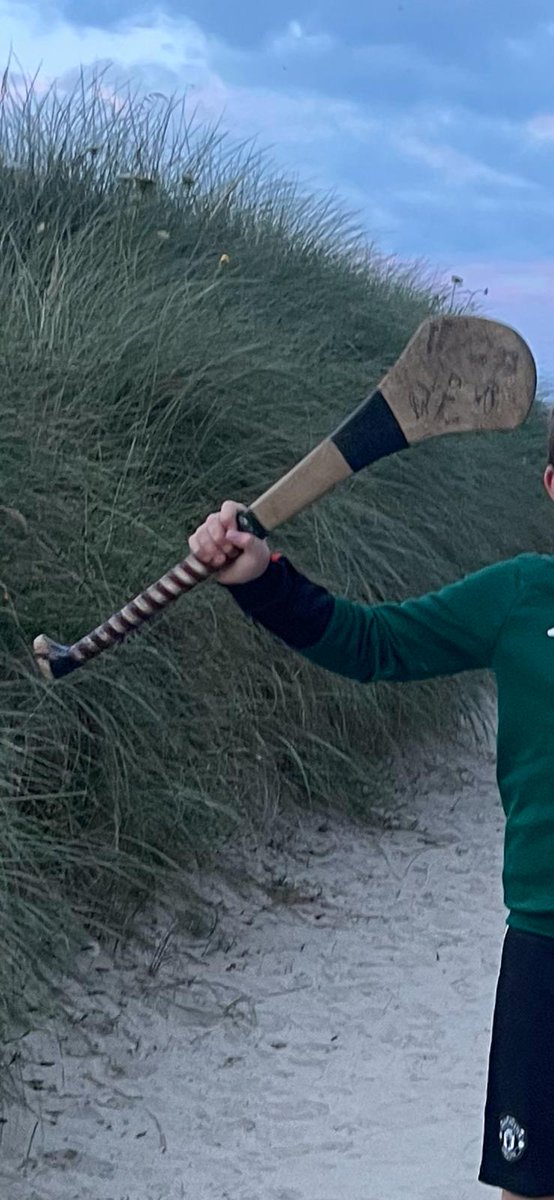 Please RT. 

🧵1/2. Help needed. We are looking for a child’s hurl that was accidentally left at the toilets at Ballinesker beach on Thursday 11th July around 9pm. It was given to a 10 year old by his Dad who passed away a month ago and is of huge sentimental value.