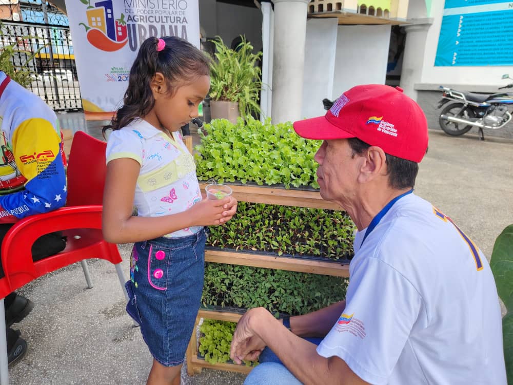ciara_minppau's tweet photo. 📣 #Cultiva tus propios alimentos y contribuye a la seguridad alimentaria.
Hoy #12deJulio en el Parque del Oeste Alí Primera, "La Ruta de la Semilla" entregó plántulas y brindó formación sobre cómo sembrar, cuidar y cosechar.

#LaPoesíaNosUne #Venezuela
@NicolasMaduro https://t.co/pAFFhpn14j