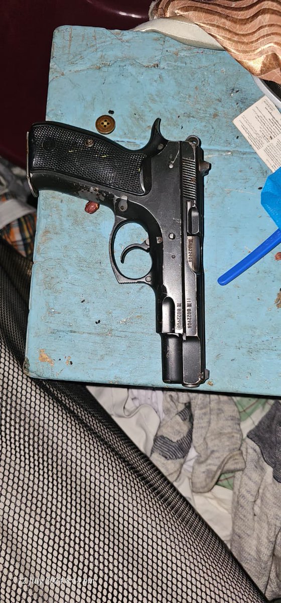DCI_Kenya's tweet photo. Crime busters in Nairobi have this evening rounded up a gang of six and recovered two firearms and 18 rounds of ammunition, in a sting operation conducted in Kayole, Umoja 3 and Kiamaiko in Huruma.

Pursuit of the gang comprising two women and four men kicked in after Nairobi- https://t.co/SxBDWbO1Ki
