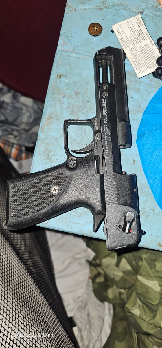 DCI_Kenya's tweet photo. Crime busters in Nairobi have this evening rounded up a gang of six and recovered two firearms and 18 rounds of ammunition, in a sting operation conducted in Kayole, Umoja 3 and Kiamaiko in Huruma.

Pursuit of the gang comprising two women and four men kicked in after Nairobi- https://t.co/SxBDWbO1Ki