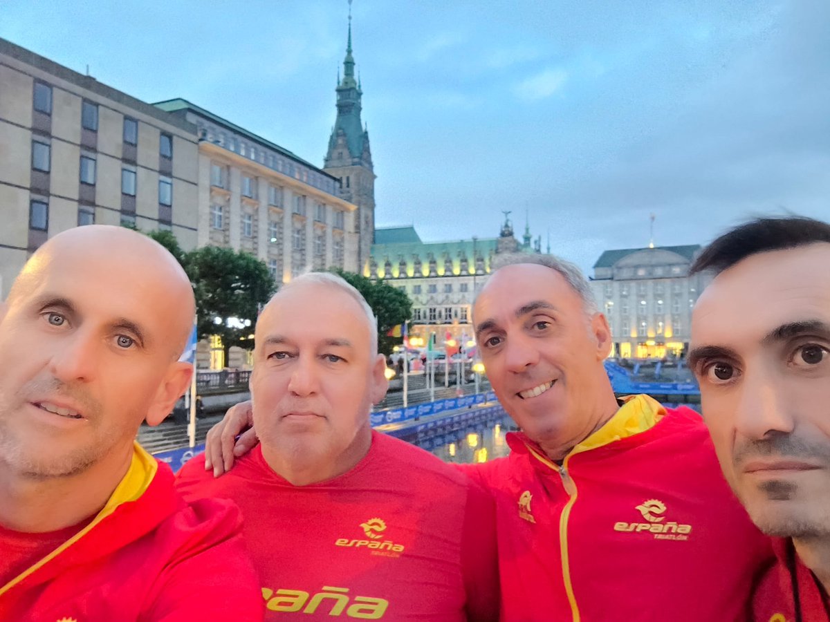Espectacular el montaje de World Triathlon Series de Hamburgo. Mañana empieza el Rock and Roll con la prueba individual y el domingo relevos mixtos. Un placer vivirlo con tres leyendas <a href="/TRIATLONSP/">FETRI</a> : I.Arenal, Benito y <a href="/Bodoquismo/">Jose Antonio Bodoque</a>