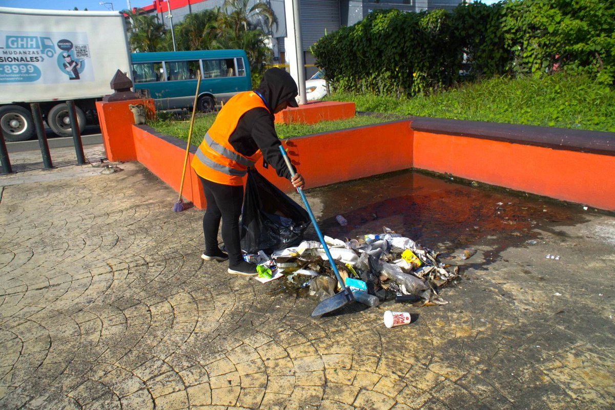 Alcaldiasde_'s tweet photo. Jornada de limpieza ♻️☑️ Boulevard de la Américas📍Seguimos trabajando.

#Primeros100Días #LaGuerraContraLaBasura
#SDE #Primeros100Días #AlcaldíaSDE
#LaGuerraContraLasInundaciones
#DíoAstacio #SDEseLevantaConDío #SDEseLevanta https://t.co/3sJXgUlamj