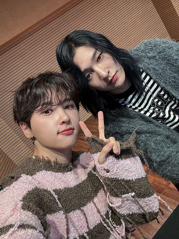 gyuguz9299's tweet image. it&apos;s them 🐶🐱