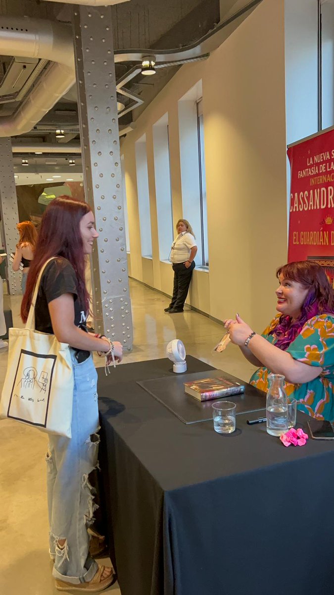 LostHerondale22's tweet photo. De verdad q no tengo palabras suficientes para expresar lo q está firma ha significado para mi. Tanto Cassandra Clare como sus libros llevan siendo parte de mi 11 años y hoy por fin he podido cumplir un sueño. Gracias @cassieclare por ser como eres, en tener el tatuaje lo subo❤️‍🩹 https://t.co/3FlI7tpc3P