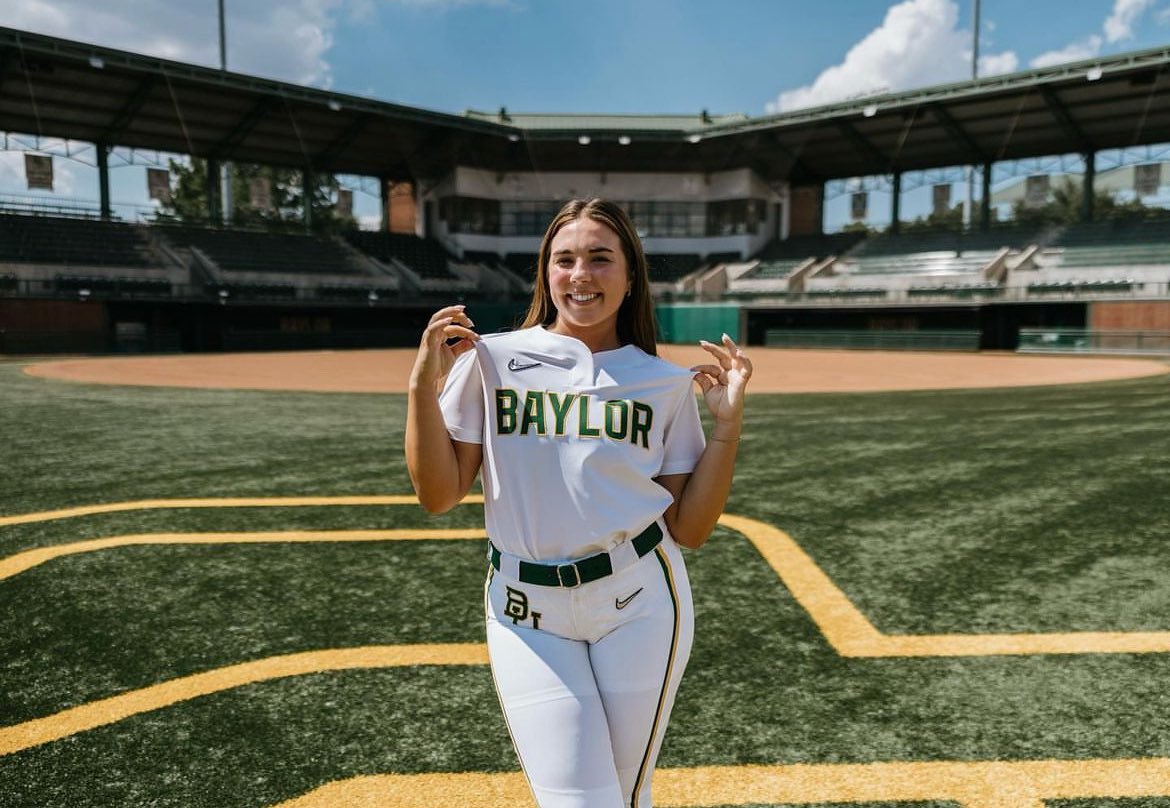 carmon_frier's tweet photo. God definitely had his hands in this move.  Always knew @CarsonFrier35 looked good in green &amp; white.  🐻 #SicEm
@SuwanneeDogs @SonsofSuwannee_ https://t.co/XciMpbC3et