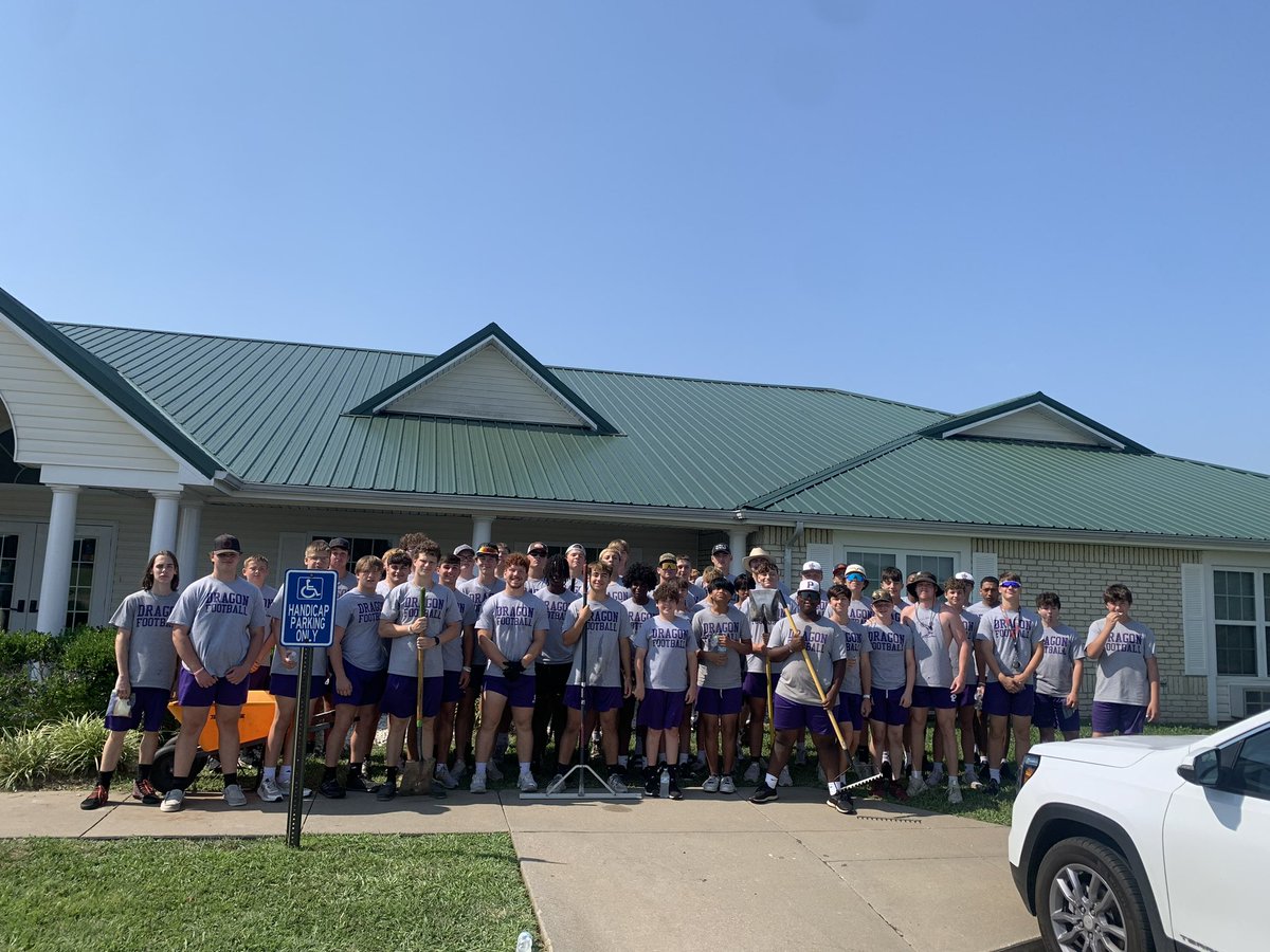 PurpleDragonFB's tweet photo. Great morning with our team for their community service at Guest Home Estates. Thank you to all of our athletes and all individuals who helped provide services and materials. #DAT https://t.co/1d3B8Hy2Vn