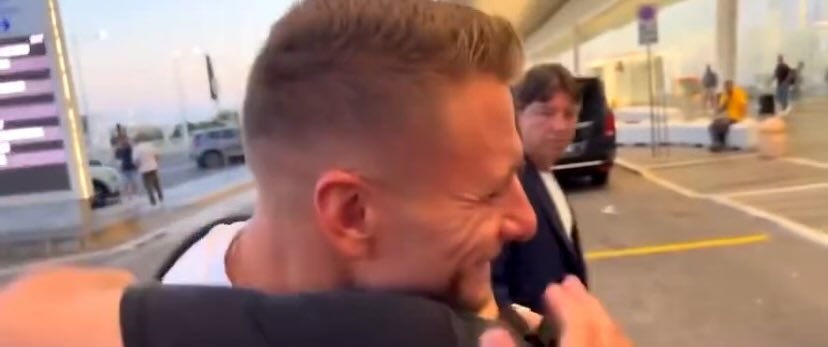 Ho visto tante cose commoventi oggi… ma questa mi ha ammazzato… perché quel ragazzo ti ha stretto con le braccia di tutti i laziali, mentre piangeva le nostre lacrime.
È stato bellissimo, rimane indimenticabile 🦅