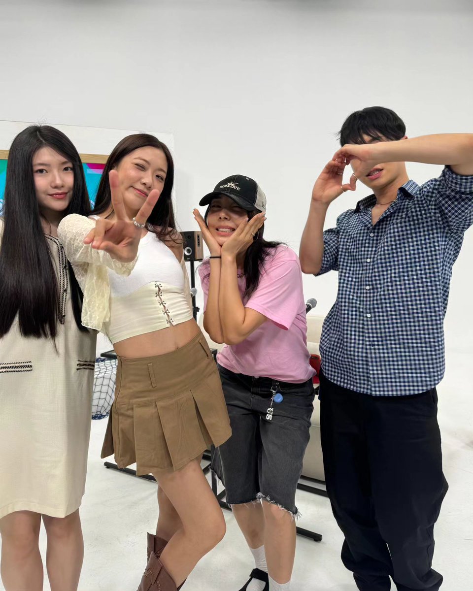 LC_Sinformation's tweet photo. 240712 @radio_clock1516 Instagram

https://t.co/8HusercbYU

@LC__Ashley @cherryberryiris #LADIESCODE #레이디스코드 #ASHLEY #애슐리 #CHOIBITNA #최빛나 #AshleyChoi #RADIOCLOCK #IRIS #아이리스 #SOOBEANIE #수빈 #라디오클락 #ChrisKoo

[🎉inssa party🍾]:

Chris Koo and I checked out the new song...!🎶

🏖(G)I-DLE, who released a song aimed at summer
🐻Taeyeon who appeared with a bear
And ENHYPEN with their sweet story and
FT ISLAND's new song...! We checked it out

And while you're watching, here are some hungry entertainment 🕊Jeon Hyunmoo plans🪽

Which news in today's story intrigued you the most 😛?