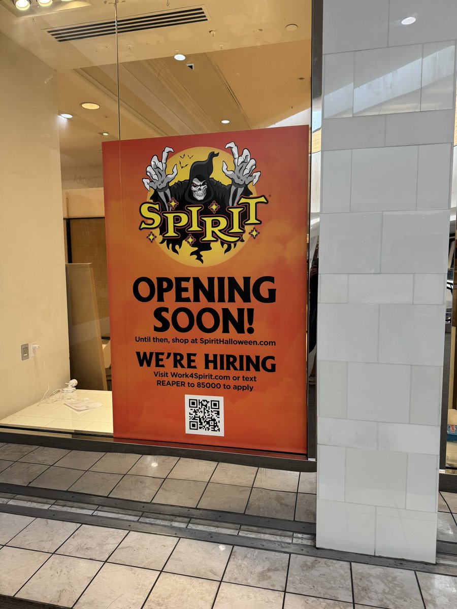 TommytoonWorld's tweet photo. Spirit Halloween incoming! Looks like they are setting up! #spirithalloween #Halloween #spiritstore https://t.co/qxKl6xkyGQ