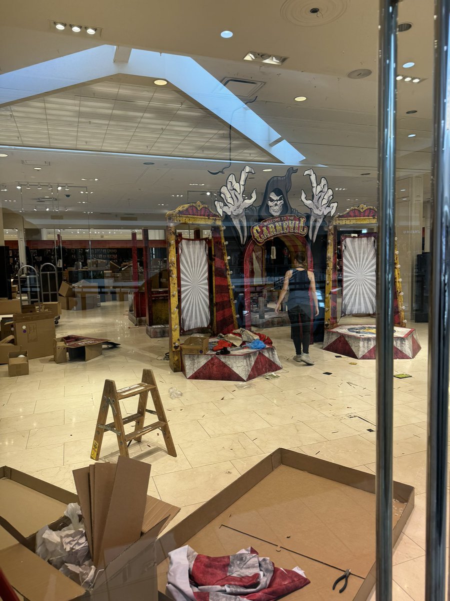 TommytoonWorld's tweet photo. Spirit Halloween incoming! Looks like they are setting up! #spirithalloween #Halloween #spiritstore https://t.co/qxKl6xkyGQ