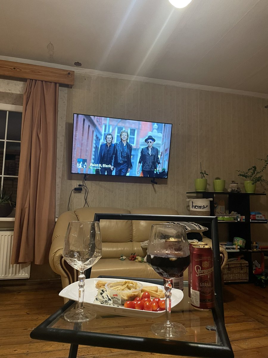 Nakts vidus. Bērns pie tēva. Bija patīkama saruna ar draudzeni. Paliku viena ar klasisko roku fonā🫶🏻Esmu laimīga!