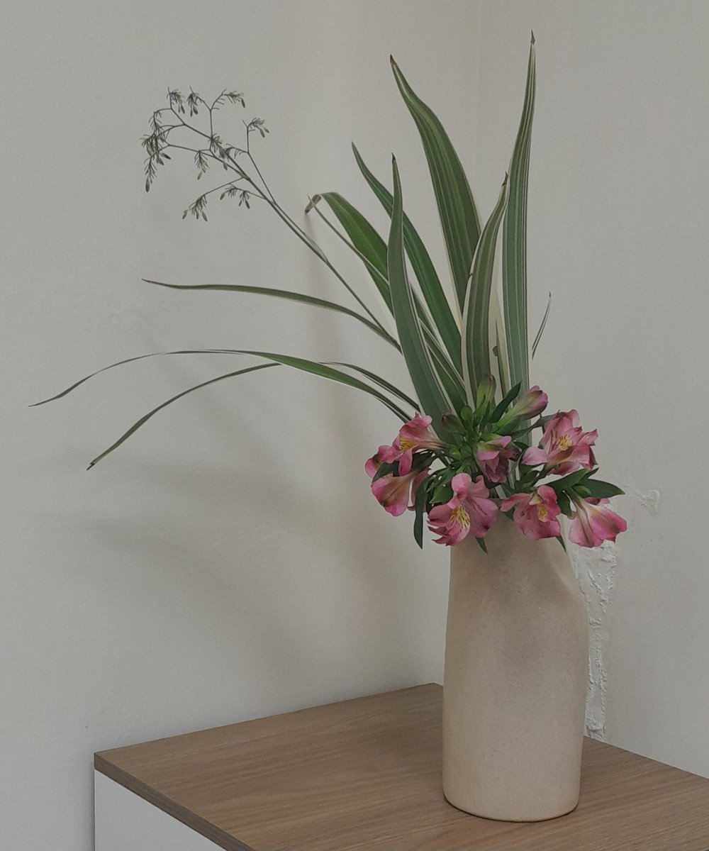 wendell27891198's tweet photo. Ikebana Sanguetsu 

#ikebana #sanguetsu #ikebanasanguetsu #immb #flordemeishusama https://t.co/h0EJcPm2FC