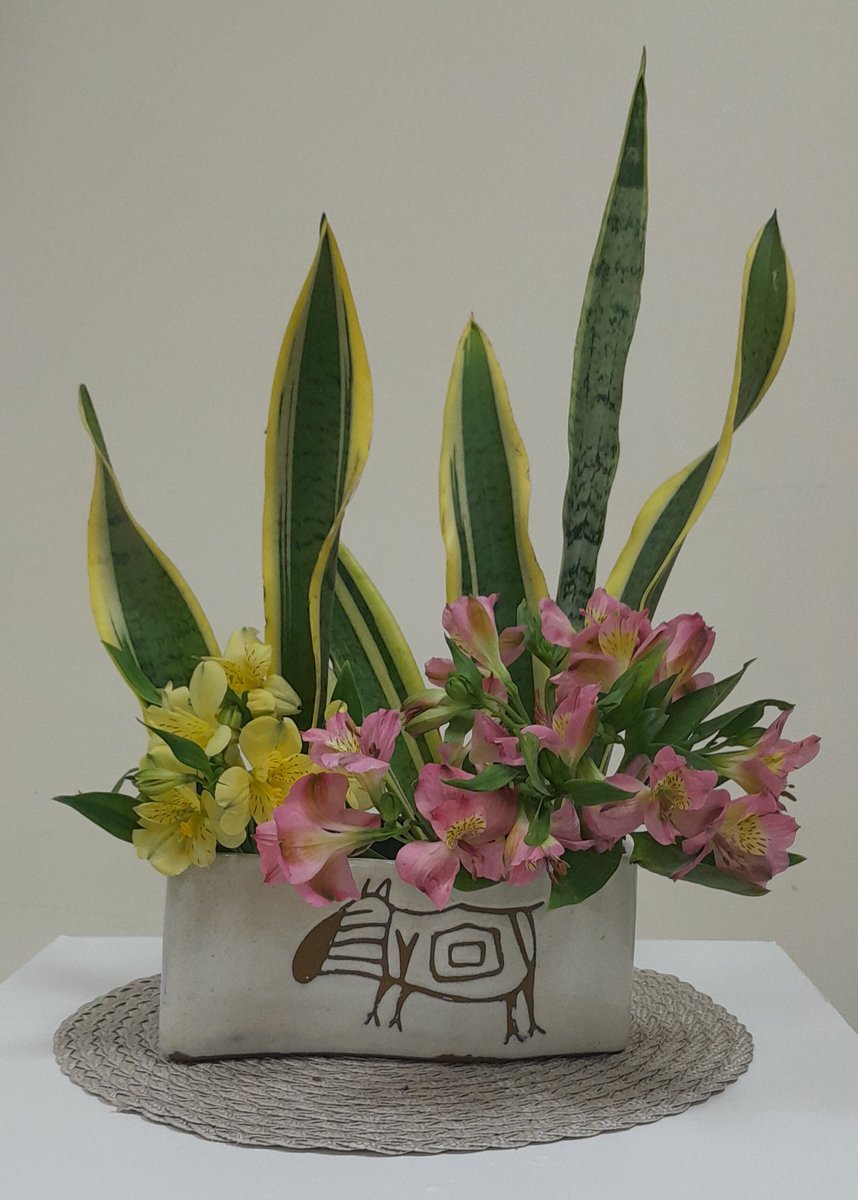 wendell27891198's tweet photo. Ikebana Sanguetsu 

#ikebana #sanguetsu #ikebanasanguetsu #immb #flordemeishusama https://t.co/h0EJcPm2FC