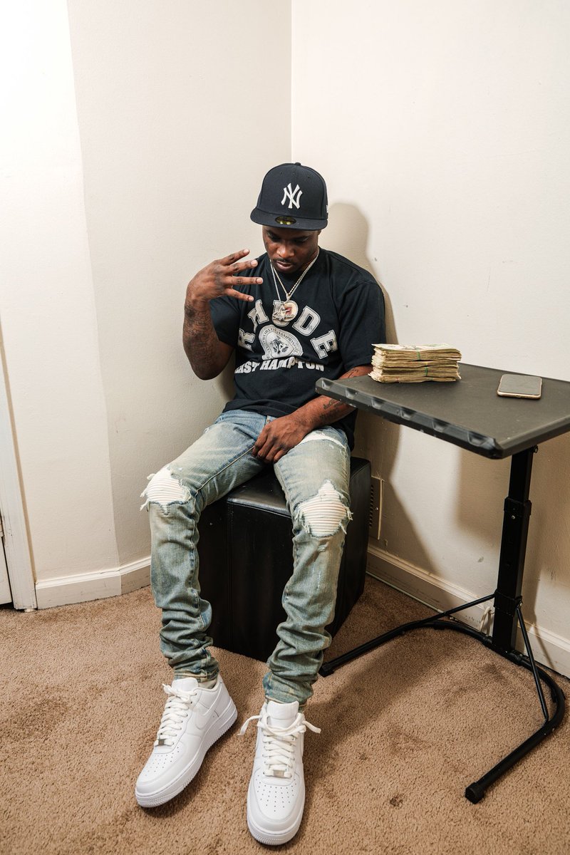 youngdoe_1's tweet photo. Ima real trap nigga no matter wat ima get some racks I buy my 2 b***chs Chanel slides and Louie bags and make it back I been getting money buys carssss, icey clothes since I was 16 that’s a fact #llmybros💔 #FDG #staytrue https://t.co/cNQY6C6cO7