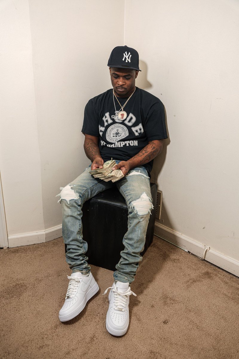 youngdoe_1's tweet photo. Ima real trap nigga no matter wat ima get some racks I buy my 2 b***chs Chanel slides and Louie bags and make it back I been getting money buys carssss, icey clothes since I was 16 that’s a fact #llmybros💔 #FDG #staytrue https://t.co/cNQY6C6cO7