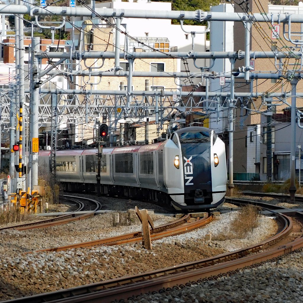 GreenwaterST's tweet photo. 保土ヶ谷駅付近を走るJR東日本E259系特急『成田エクスプレス』大船行

保土ヶ谷駅近くでカメラを構えていると横須賀線側下り線を『成田エクスプレス』が走ってきました。初代『成田エクスプレス』の253系からバトンを受けたE259系が走り始めたのは2009年～10年。もうすっかり中堅どころとなりました。 https://t.co/kYP4R1zx1x