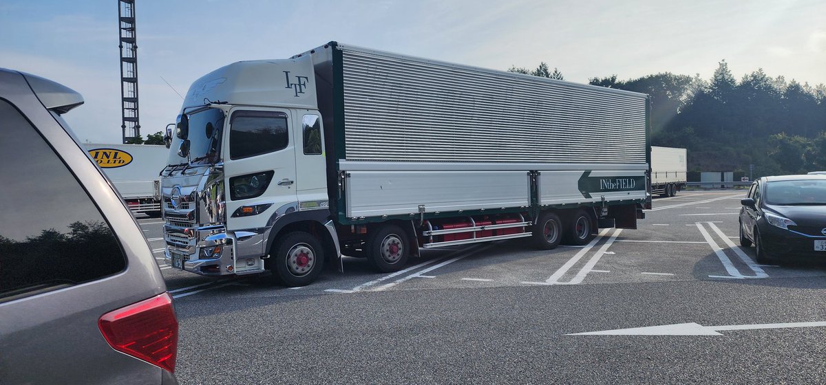 G3_toromami's tweet photo. トラックの運転手さん、日本の物流を支えてくれてありがとうございます。

でも、この停め方はどうかと思いますよ！！ https://t.co/AR1Ts3PkxA