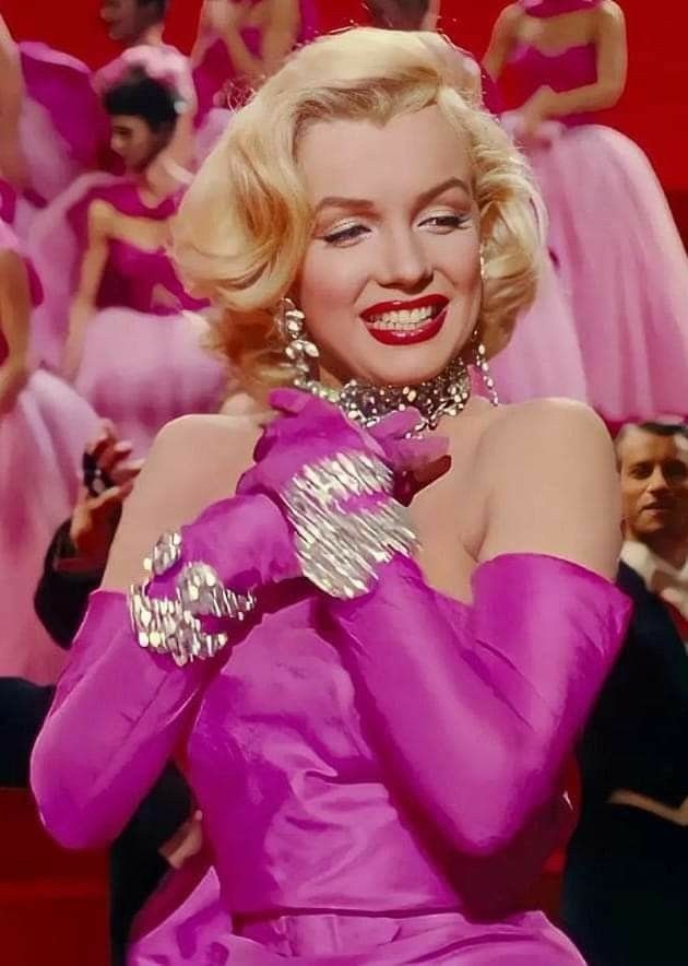 GazElla_oficial's tweet photo. Meu outfit pro @MetGalanimal é inspirado no icônico look que Marilyn Monroe usa na performance de "Diamonds Are A Girl's Best Friend" no filme " Os homens preferem as Loiras" (1/3)
Hj irei passar muitas vezes nesse red carped! https://t.co/wAdc0siegn