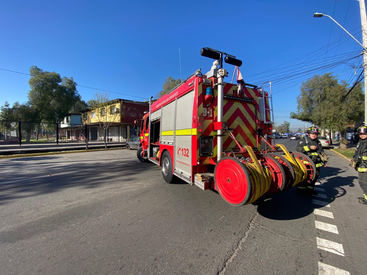 [FUGA DE GAS] B1 y personal de <a href="/Bomba_Pr1mera/">Bomba_Pr1mera</a> , trabajaron en fuga de gas en vía pública en sector <a href="/munielbosque/">Municipalidad de El Bosque</a> . Se desarrollaron labores de abastecimiento y comunicaciones en nuestro puesto de comando.🚒🚒🚒