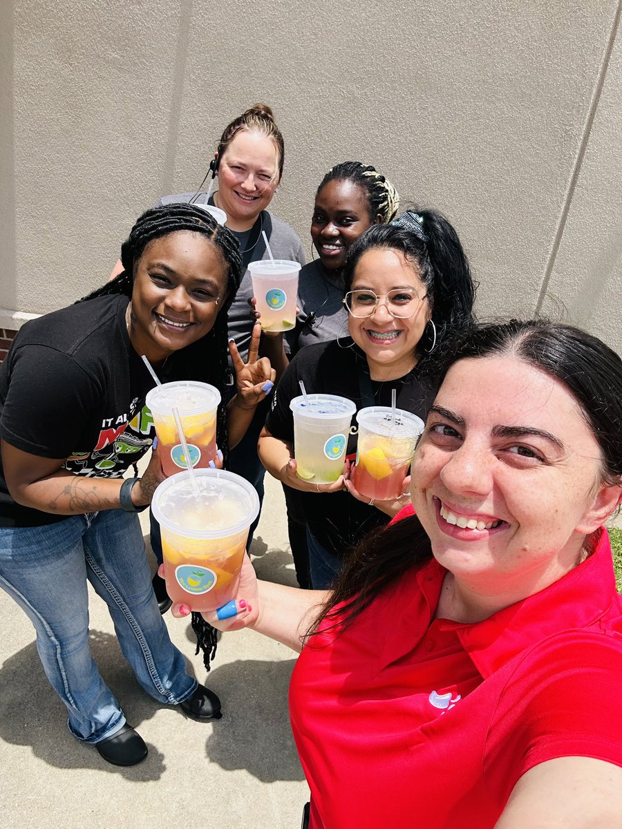 CourtHend2012's tweet photo. Supporting our girls 12u softball team as they raise money to get to their tournament next weekend! 💪🏼 They are making yummy refreshers to beat this heat and delivered for us! 🌶️🫶🏼 #ChilisLove #Community #WTL #PYSO https://t.co/9vFMcIPMaa