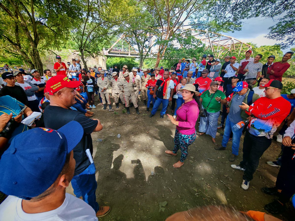 AngelPComuna's tweet photo. Hoy #12Jul  nos encontramos con nuestros pescadores y voceras comuneras de Arismendi de Barinas, el Baúl y el Pao de Cojedes. Allí estuvimos en la Venezuela profunda, como dice el presidente @NicolasMaduro , escuchando a ese hermano y noble pueblo y conversando muchas propuestas. 
Mañana van al gran Encuentro Nacional Campesino en Araure Portuguesa🚩
@delcyrodriguezv 
 #LaPoesíaNosUne