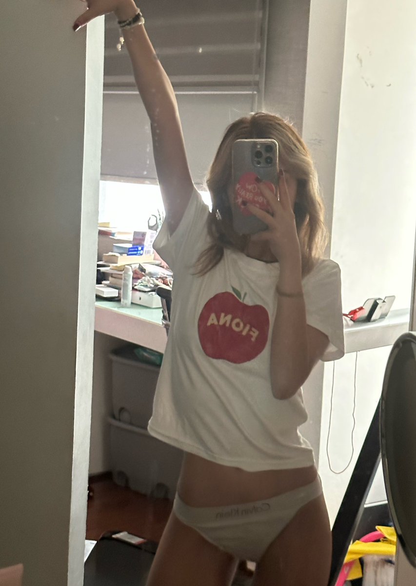 antithot's tweet image. fiona 🍎 tee arrived !!