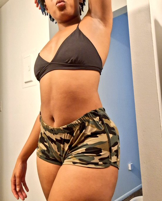 Your favorite slim thickkk big booty Stripper  AND I'm going LIVE on Chaturbate RIGHT NOW!! What you