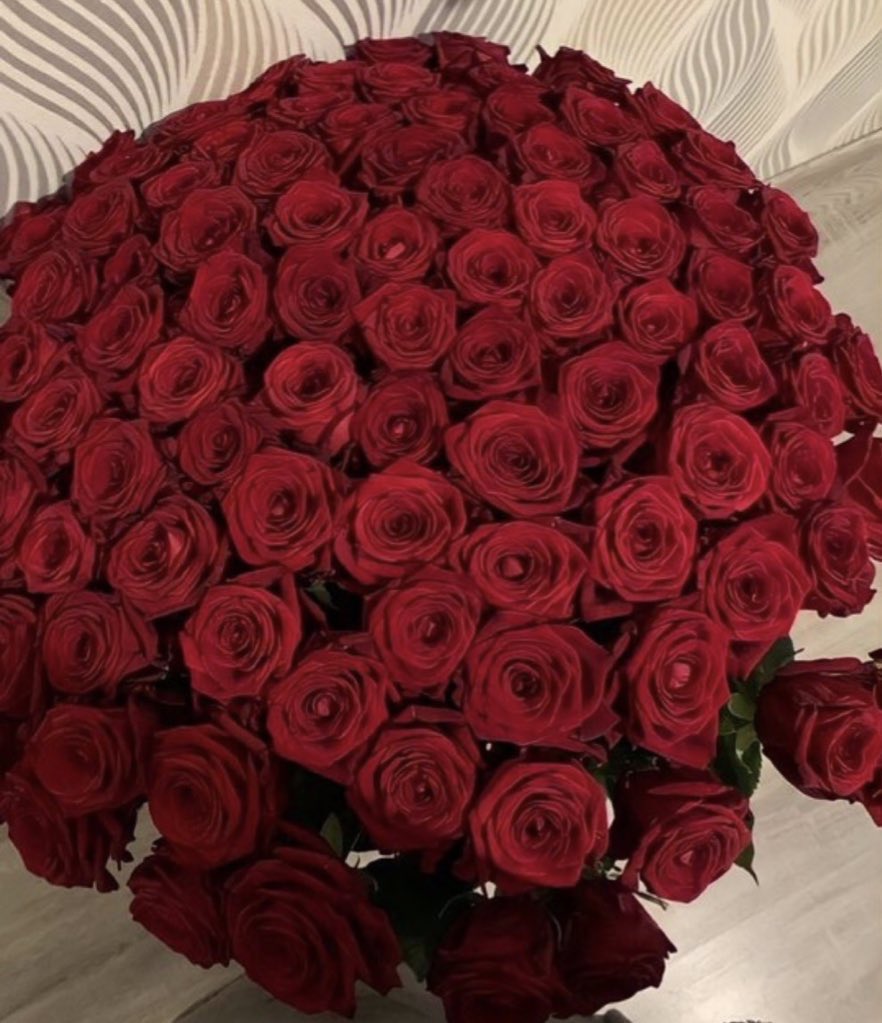 لكِ ❤️
ودارت الأيام ومرت الأيام
ما بين بعاد وخصام
وقابلته نسيت إني خاصمته
ونسيت الليل اللي سهرته
وسامحت عذاب قلبي
آه قلبي قلبي وحيرته
ما أعرفش إزاي
إزاي إزاي أنا كلمته
ما قدرش على بعد حبيبي
أنا ليا مين أنا ليا مين مين
مين إلا حبيبي

قابلني و الأشواق في عينيه
سلم سلم