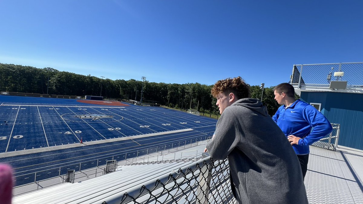 Billyoconnor31's tweet image. Thank you @CoachTrevT for showing me around the UNE campus today! The athletic facilities + @UNEfootball stadium are top notch! It was great meeting @TimViall and learning about the UNE Football family!