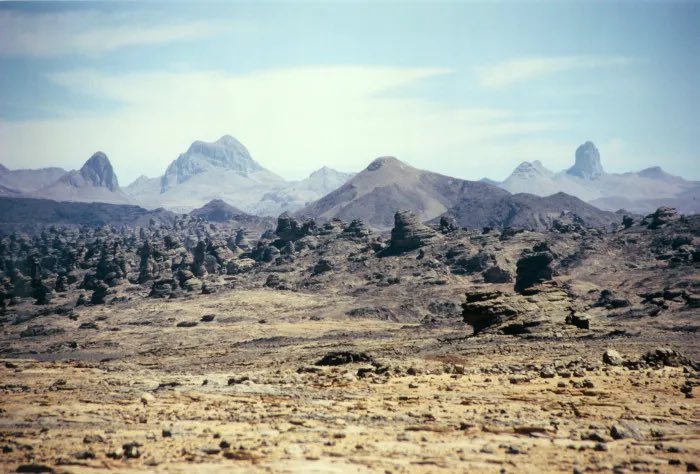 BlazianP's tweet image. We need more Chadian geologists. I don’t know much about geology but after traveling throughout Chad over these last few years, I believe we do not know the full story about our lands and what it holds.🇹🇩 #Tibesty