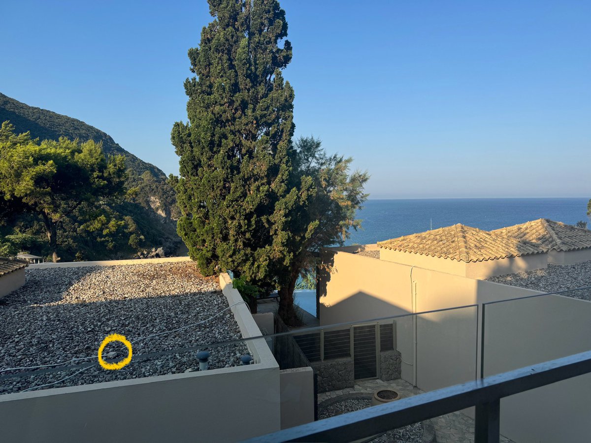 On holiday in Corfu. Only one thing is distracting me from this glorious view from the balcony. I just need a ladder and 15 minutes, done! 😎🤭